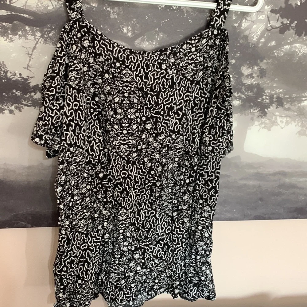 Denver Hayes black floral cold shoulder blouse Large NWT - Picture 4 of 5